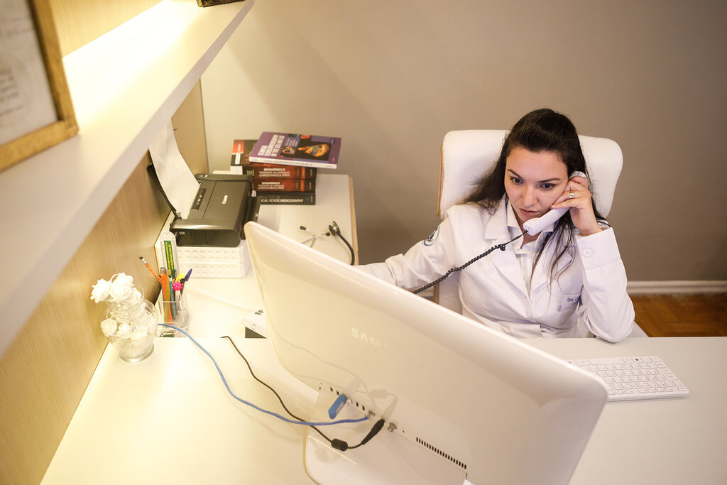 Veterinária agendando o lembrete de vacinação pet