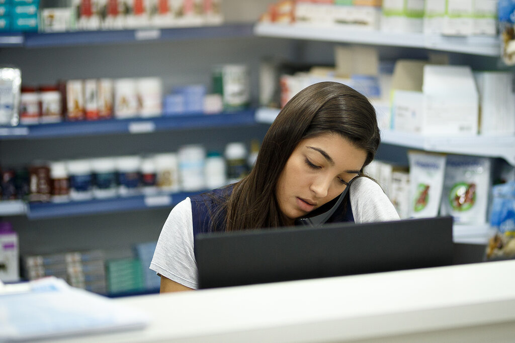 Recepcionista enviando lembrete de vacinação pet
