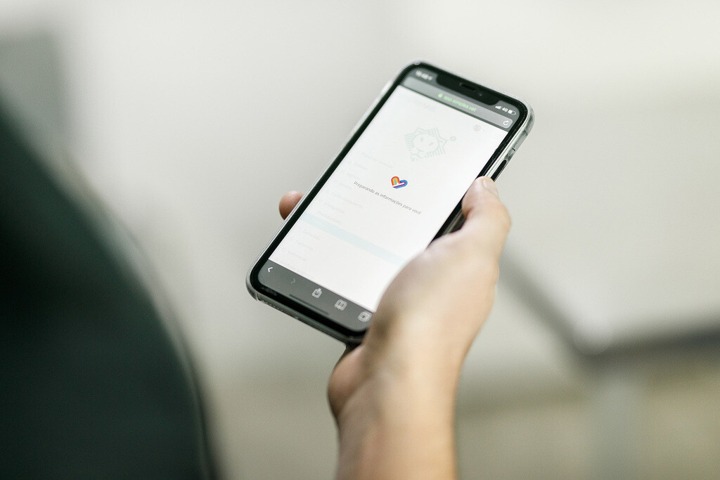 CRM para pet shop: funcionalidades, benefícios e como implementar 4 Dono do pet shop usando o crm para pet shop no celular