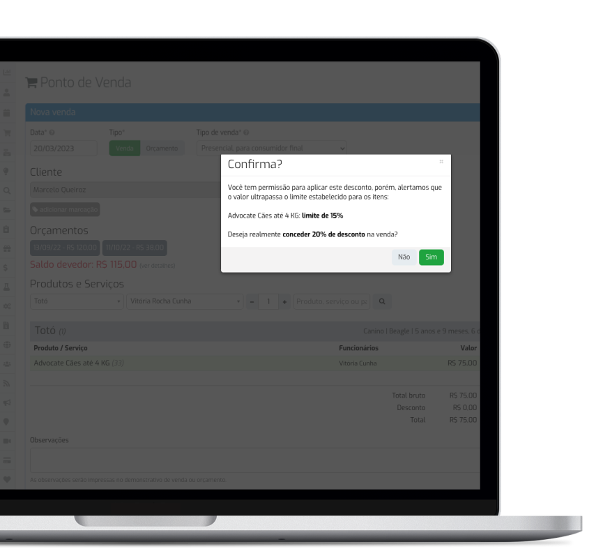 Funcionário concedendo desconto no pet shop 